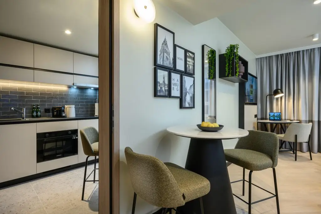 Master Hamburg studio conecting door_1_small